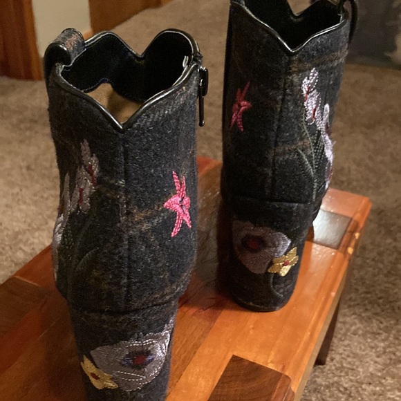 INDIGO RD. FLOWERED FABRIC ANKLE BOOT. SIZE 7.5. Too cute!!!!! EUC - Picture 4 of 12